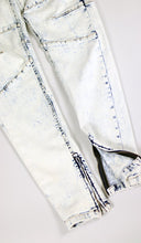 Load image into Gallery viewer, Bleach Blue Gnu Zipper Jean